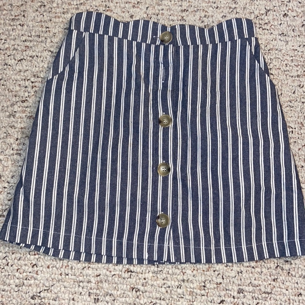 NWOT women’s size small button down mini skirt, blu pepper T28